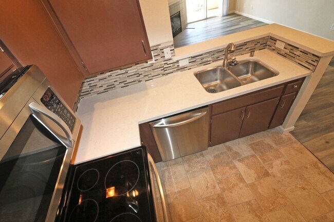 Building Photo - Mission Valley condo (River Colony) with balcony!  Central heat/ air. Gated garage parking. Pool/...