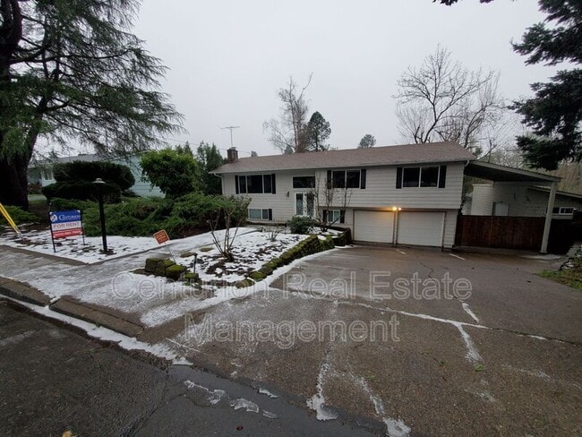 Building Photo - 869 Meadowlawn Dr SE