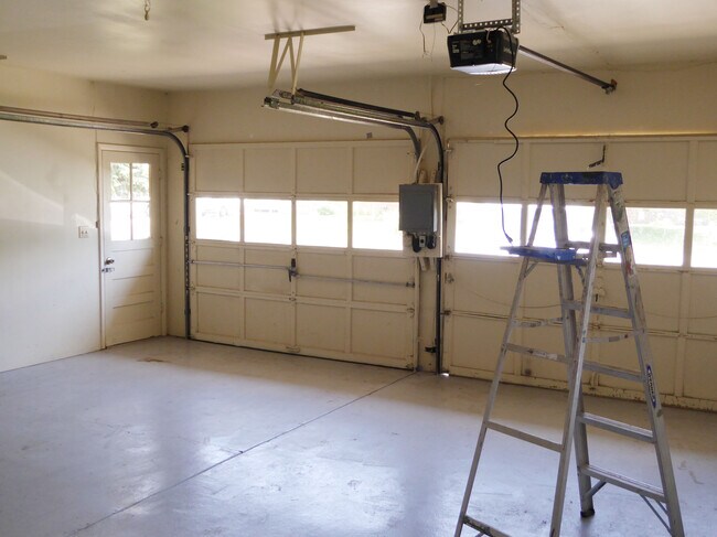 Building Photo - 813 Sherry Dr