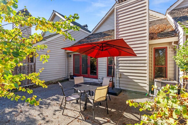 Building Photo - Gorgeous Furnished 2-Bed, 2-Bath Townhouse...