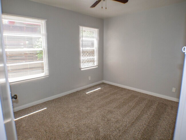 Building Photo - Charming Ocean Beach Home!