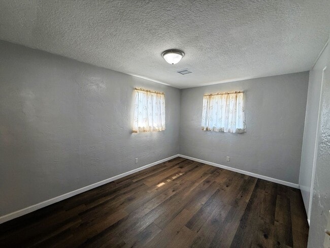 Building Photo - Two Bedroom Home with Bonus Room/Office in...