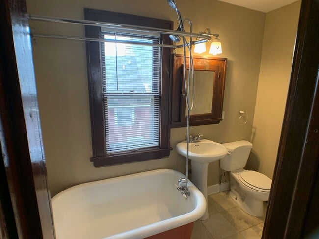 Building Photo - 698 Conway St