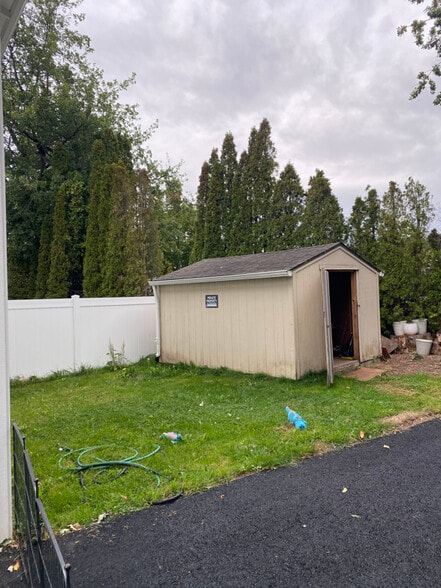 Building Photo - 902 NE Hacienda Ct