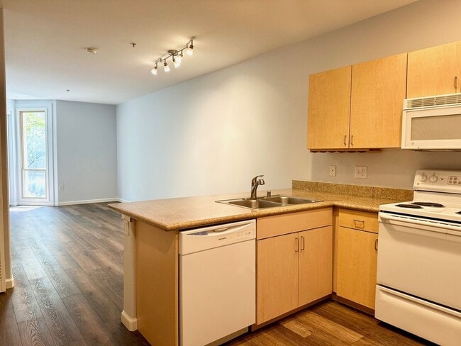 Building Photo - Beautiful One Bedroom Condo in the " Piazza Palermo." building! Pet considered!!