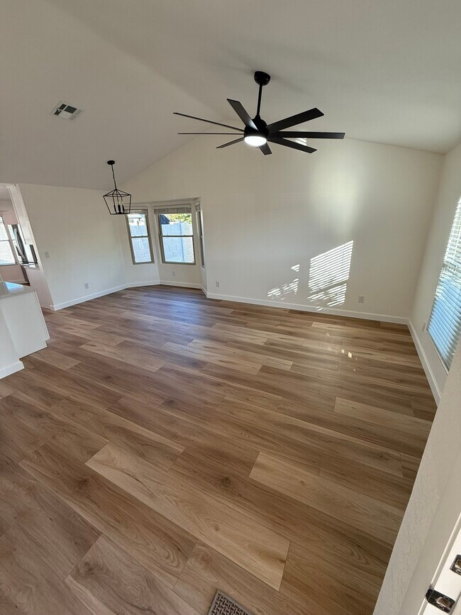 Building Photo - 3624 W Elgin St