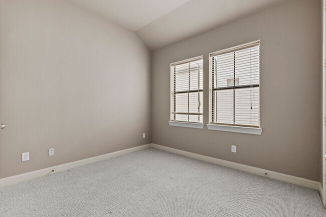 Building Photo - Luxury Townhouse in Fannin Station