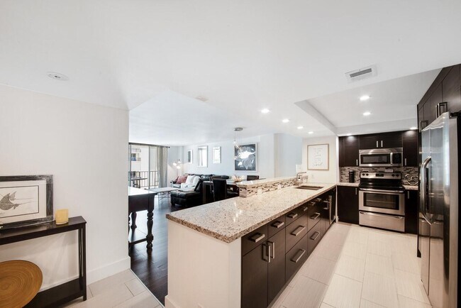 Building Photo - 1147 Hillsboro Mile