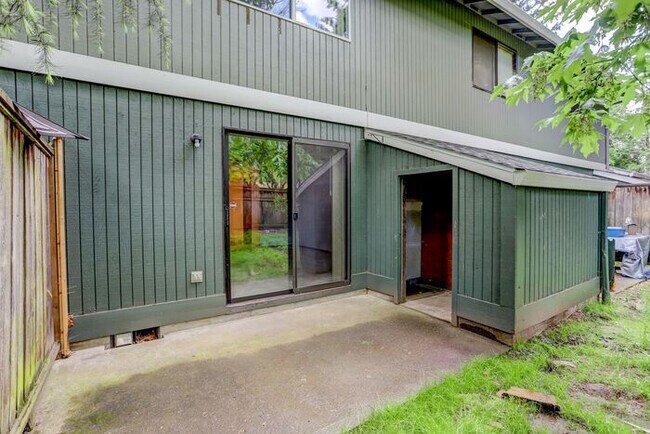 Building Photo - 2 bedroom 1 bath with washer/dryer in unit!