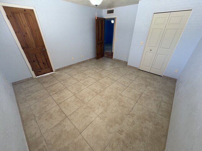 Building Photo - Convenient location in Midvale Park Close to all your needs