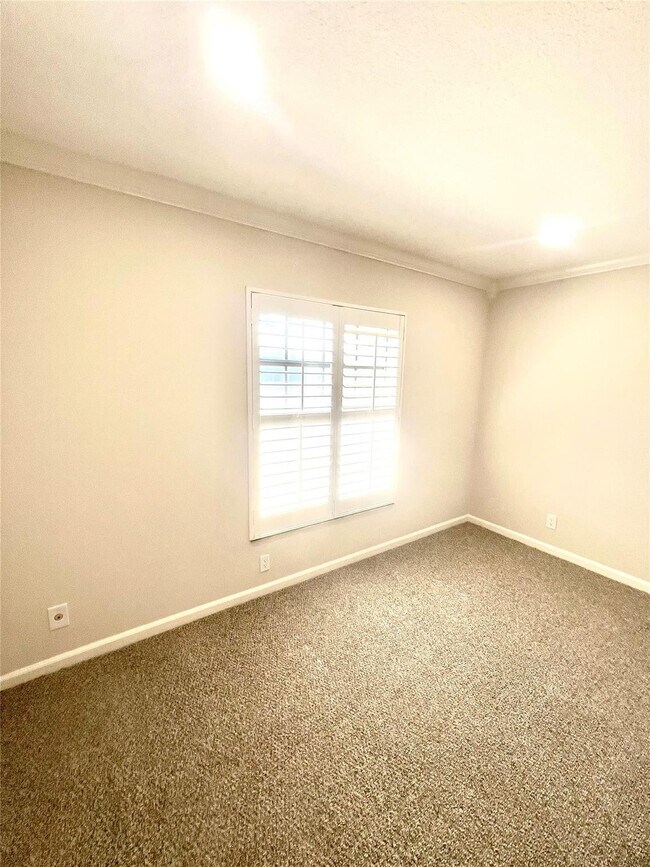 Building Photo - 2270 NE 68th St