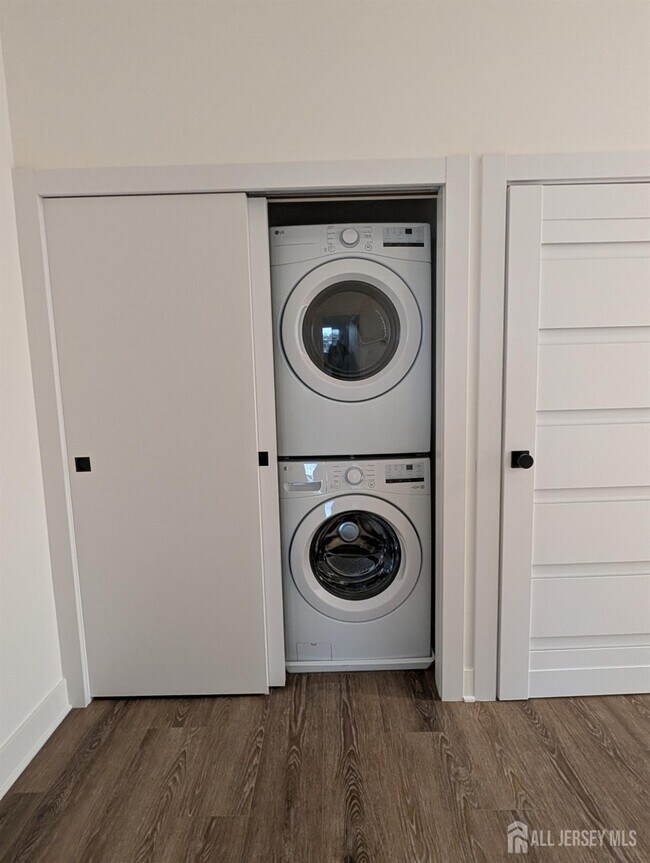 Building Photo - 581 Middlesex Ave