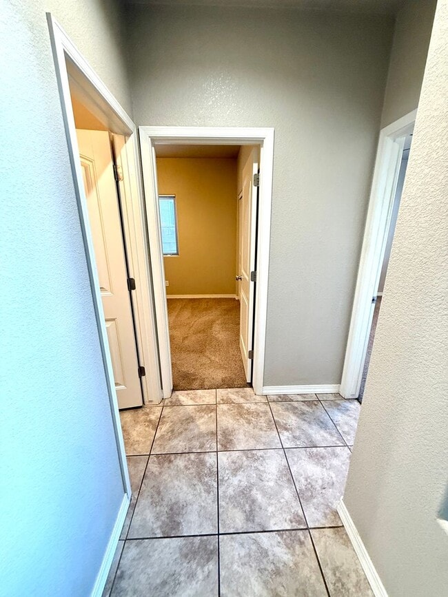 Building Photo - Beautiful 3 Bedroom with 3 Car Garage- Available Now!