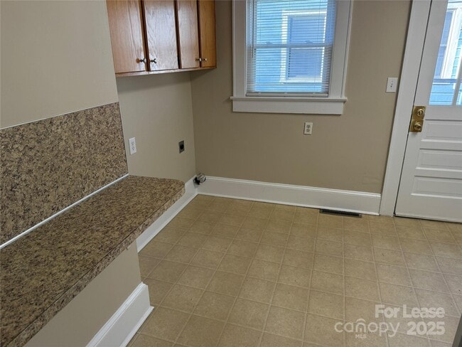 Building Photo - 445 Reynolda Dr