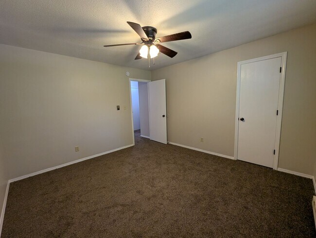 Building Photo - 2 Bedroom/1.5 Bathroom Townhouse in South ...