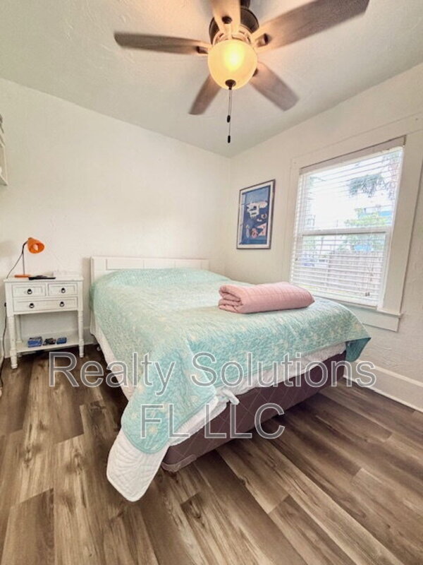 Building Photo - 418 Daytona St