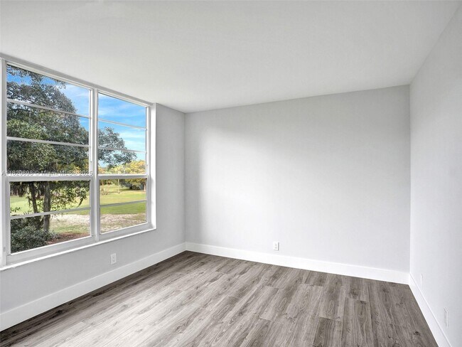 Building Photo - 605 Oaks Dr