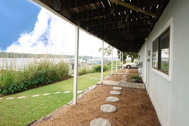 Building Photo - Waterfront Townhome in Central Niceville