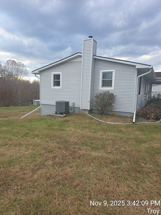 Building Photo - 912 Hunters Lodge Rd