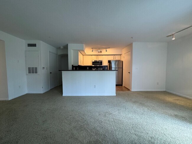 Building Photo - Metrowest 2BR/2BA Condo – Ground Floor Con...