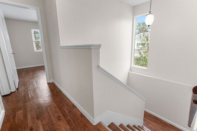 Building Photo - 2078 Loma Linda Way N