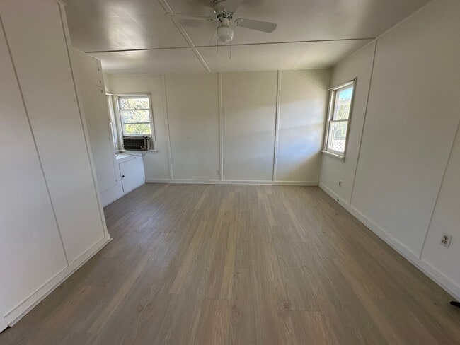 Building Photo - One bedroom, one bath, balcony and great views!