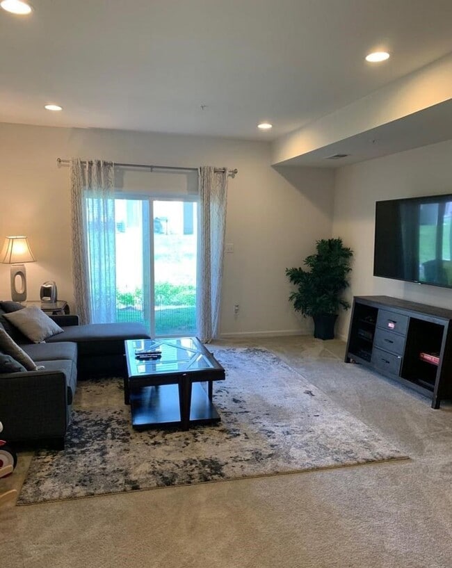 Building Photo - Captivating 3 BR/3 BA Townhome in Glen Bur...