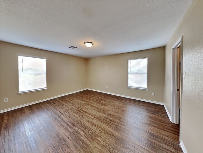 Building Photo - 226 Golden Oak Dr