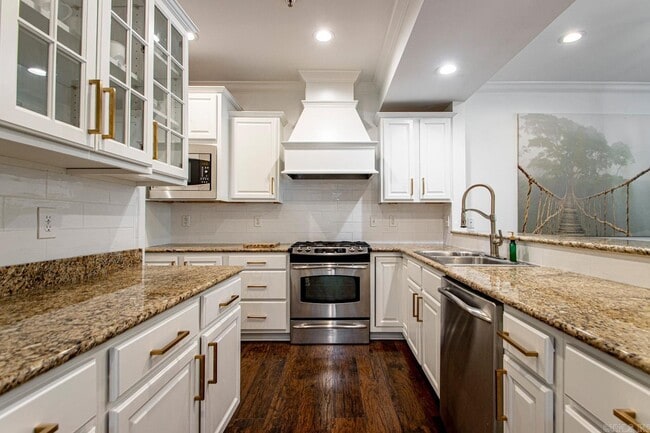 Building Photo - 601 Chenal Woods Dr