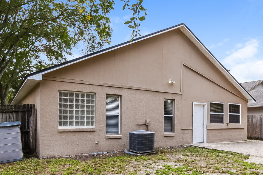 Building Photo - 1000 Country Cove Ct