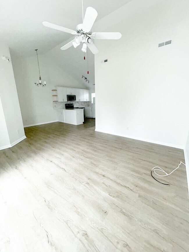 Building Photo - $200 Off 1st Month's Rent - 2 Bdrm/ 2 Bath, Townhome in Wilmington