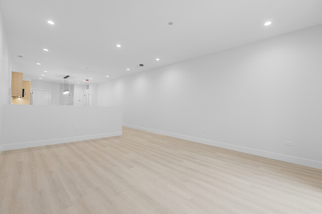 Building Photo - 904 W Dakin St