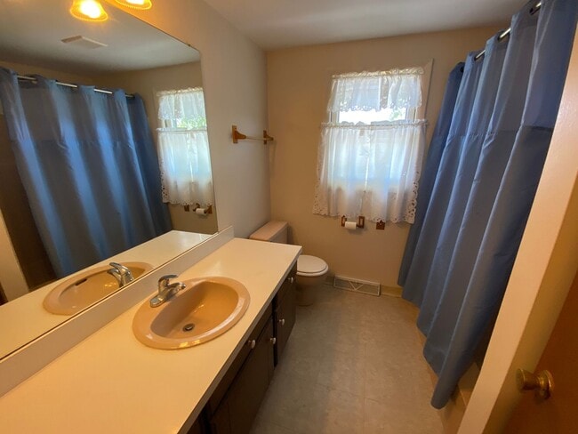 Building Photo - 135 Oak Manor Dr