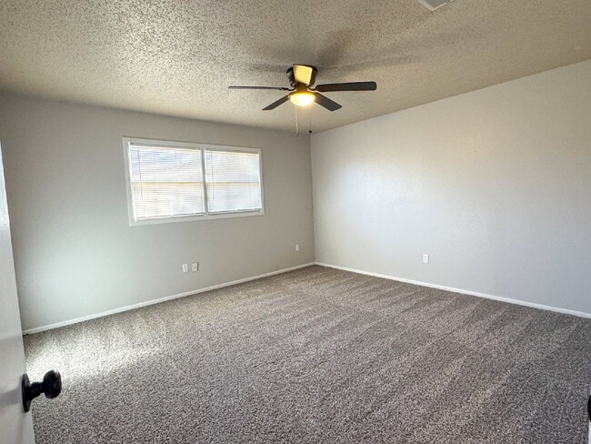 Building Photo - Charming 2/2/1 Freshly Remodeled