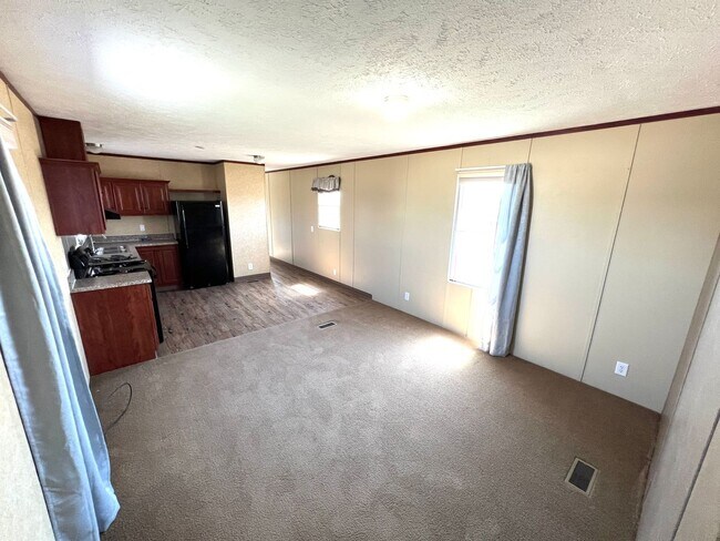 Building Photo - Pet Friendly 3 Bed 2 Bath Trailer with Air...