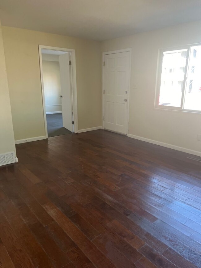 Building Photo - Newly Remodeled Duplex with 2 Large Fenced...