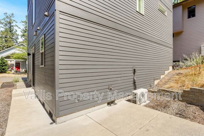 Building Photo - 1884 Cousteau Loop SE