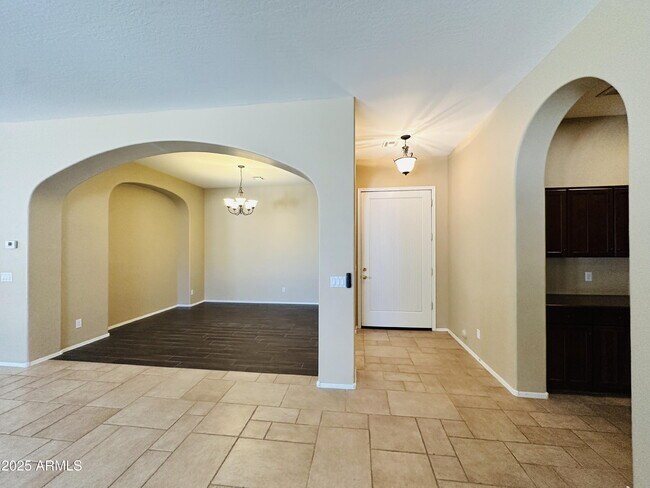 Building Photo - 2720 E Hazeltine Way