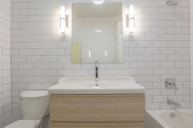 Building Photo - 1013 E 26th St