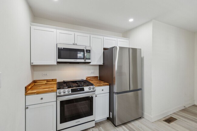 Building Photo - Chic & Modern North Charleston Home with Spacious Backyard