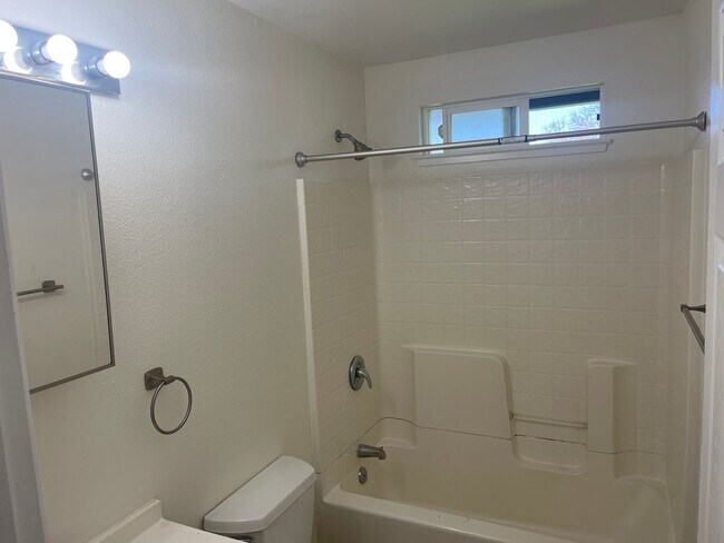 Building Photo - Renovated 3br/2ba on Large Lot