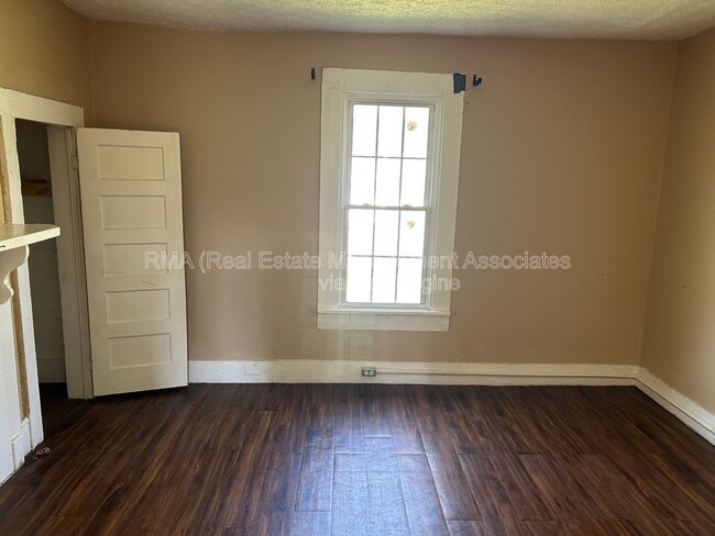 Building Photo - 493 New Ln St