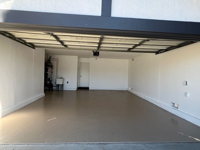 Building Photo - Newly renovated Beauty!