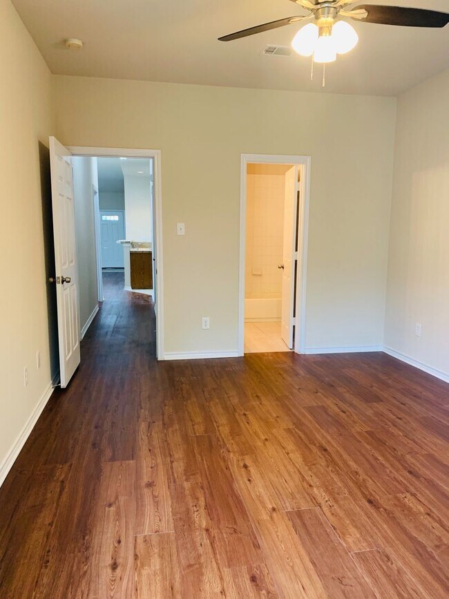 Building Photo - Charming 3/2 Duplex with Garage — No Carpet, Fenced Yard!