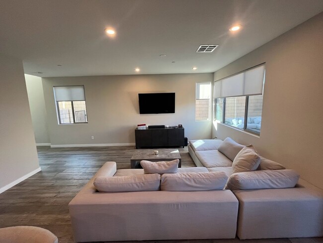 Building Photo - Beautiful 3 Bedroom Townhome in the Southw...