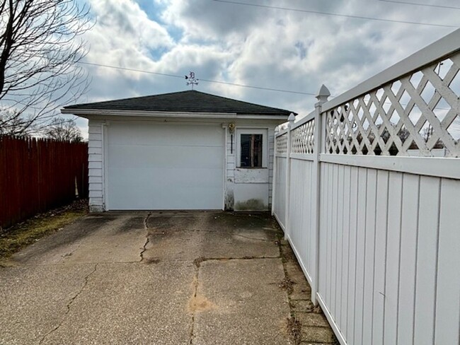 Building Photo - 2 Bed 1 bath home with a  Full Fenced In B...