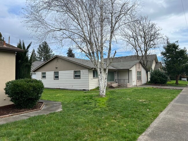 Building Photo - 412 NW F St