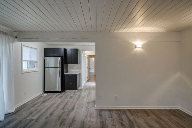 Building Photo - Updated 3 Bedroom 2 Bath Single Level Dupl...
