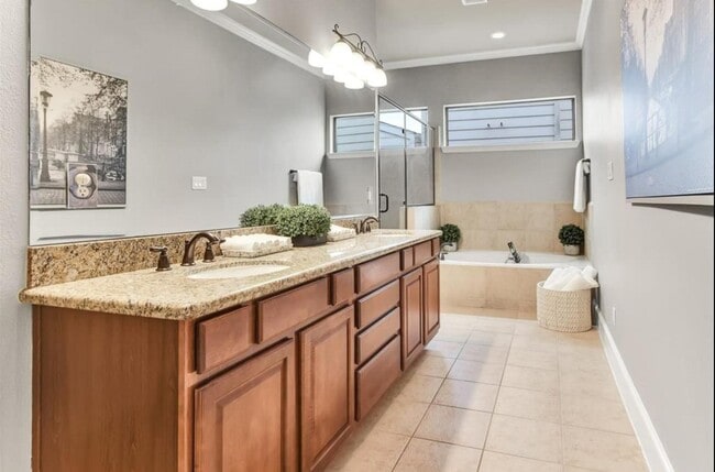 Building Photo - 5307 Lillian St