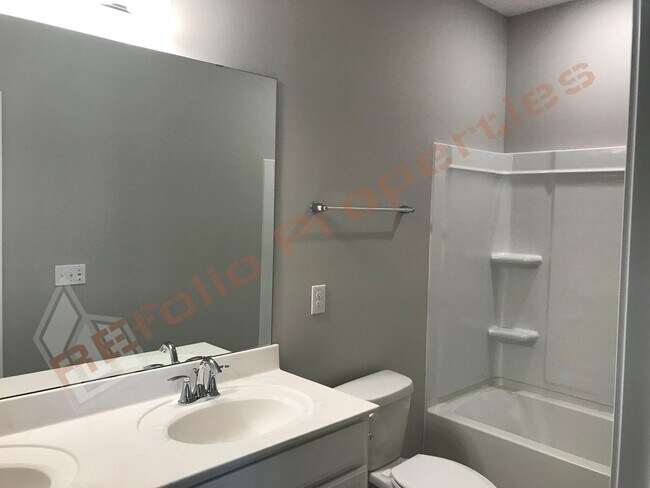 Building Photo - Grand 5 Bedroom 3 Baths House w/1st FL gue...